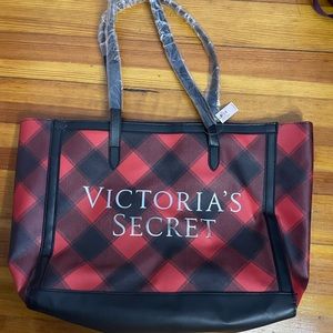 Victoria’s Secret paid Carryall Tote